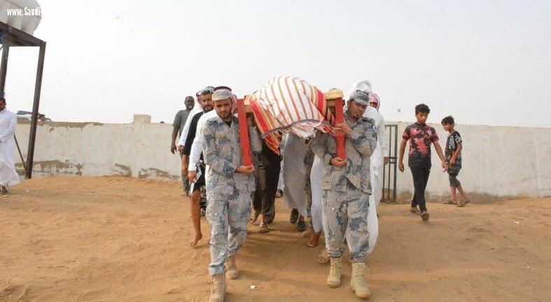 بالصور .. قائد حرس الحدود بجازان يتقدَّم مشيعي جنازة الشهيد 